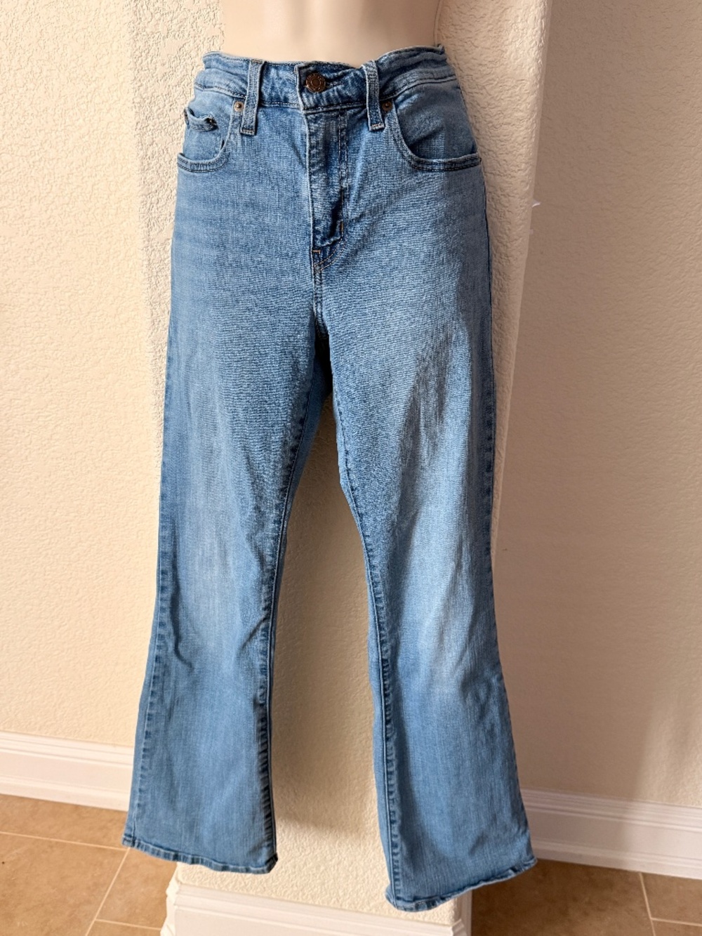Levi high rise bootcut jeans 28